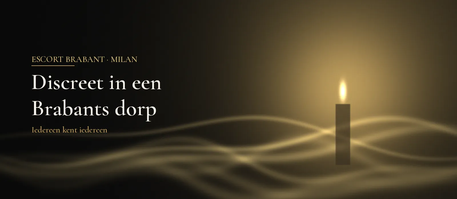 Een enkele brandende kaars boven golvende gouden zijde op een donkere achtergrond, sfeerbeeld bij discretie in een Brabants dorp